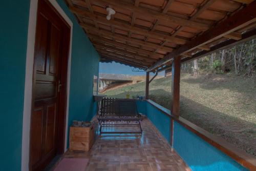 维奥康德马奥Chalés Cerejeira的一个带蓝色墙壁和木屋顶的门廊