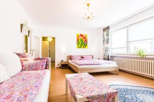 科隆CGN Apartments - Altstadt süd的一间带两张床和一张沙发的客厅