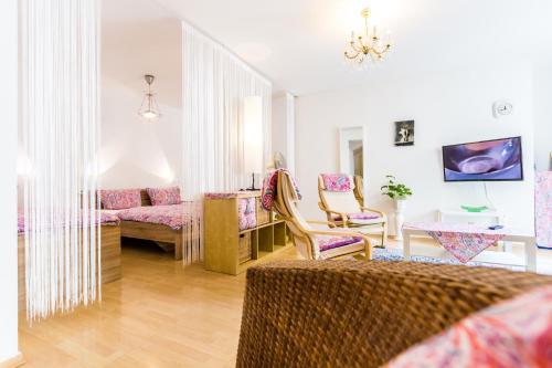 科隆CGN Apartments - Deutzer Bruecke的客厅配有沙发和桌子
