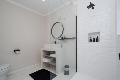 约翰内斯堡31OnGambia的带淋浴、水槽和镜子的浴室