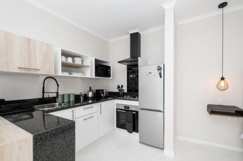 约翰内斯堡31OnGambia的厨房配有白色橱柜和冰箱。