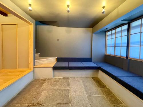 京都TABITABI KANOE MITSU的一间设有蓝色座椅和窗户的房间