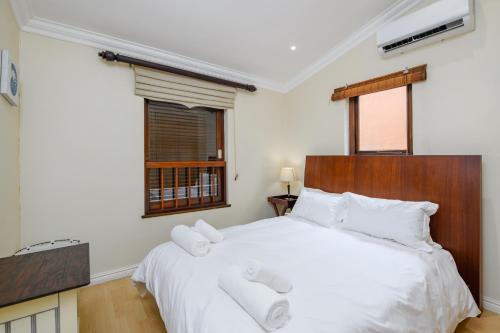 绍斯布鲁姆San Lameer Villa 2812 - 4 Bedroom Classic - 8 pax - San Lameer Rental Agency的一间卧室配有一张带白色毛巾的床