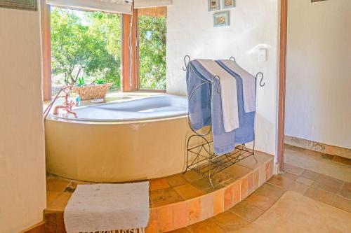 马布拉Zebula 115的带浴缸和窗户的大浴室
