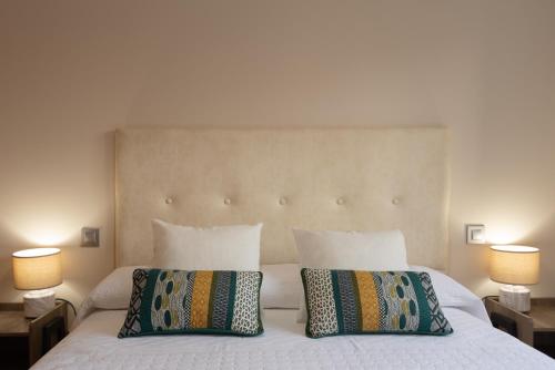 卡斯特利翁-德拉普拉纳Apartamento Bulevar 1的一间卧室配有一张带两个枕头和两个灯的床。