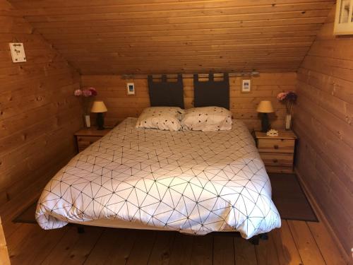 拉特斯特德布赫chalet 143 bassin d'Arcachon的小木屋内一间卧室,配有一张床