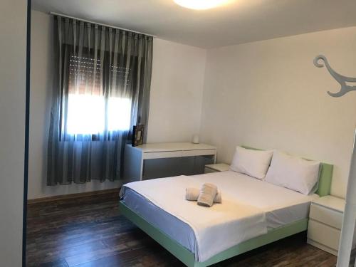 阿拉恰特Alaçatı Merkezde Otel konforu A iki odalı的卧室设有一张白色大床和一扇窗户。