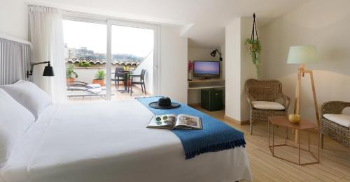 罗列特海岸Augusta Club & Spa - Adults Only的一间带白色大床的卧室和一间客厅