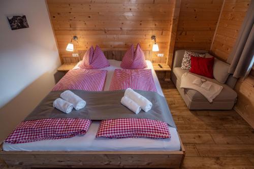 巴德艾森卡珀尔Ferienwohnung Klancnik的一间带两张床和一张沙发的小卧室