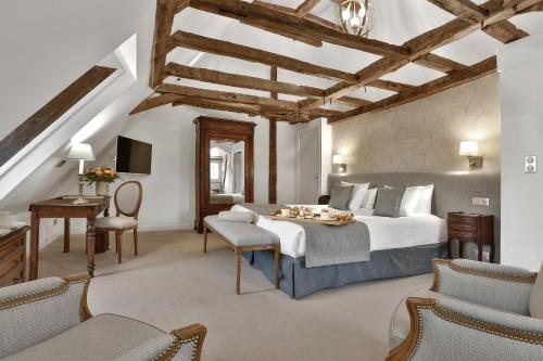 莫内斯捷维杰城堡酒店的卧室配有一张床和一张桌子及椅子