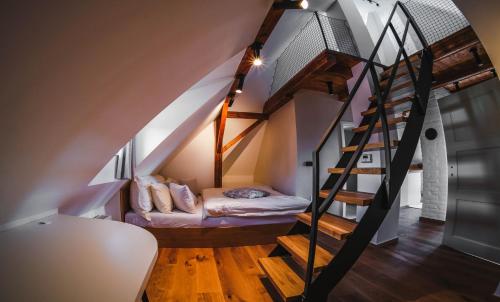 弗尔赫拉比Vila Pražská的配有双层床的客房内的螺旋楼梯