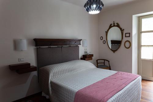托雷佩利切Maison Flipot的卧室配有一张床,墙上设有镜子