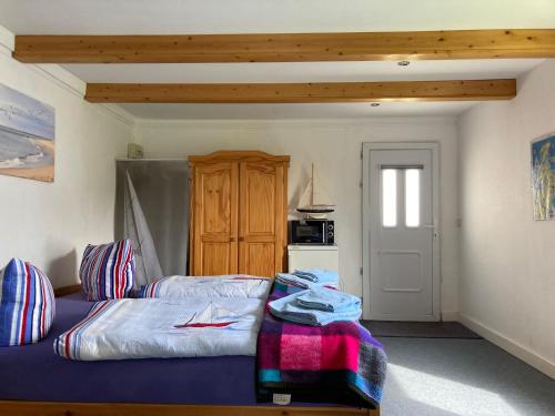 萨加尔德费瑞恩豪瑟瓦吉桑度假屋的一间卧室配有一张床和一个木制橱柜