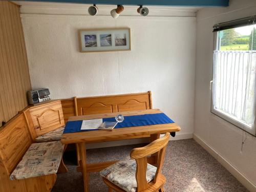 萨加尔德费瑞恩豪瑟瓦吉桑度假屋的客房设有桌子、床和书桌。