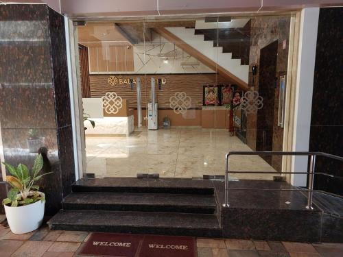 库姆巴科纳姆sri balaji grand hotel的大楼内带楼梯的大堂