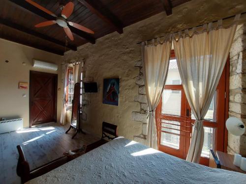 阿拉恰特1882酒店的一间卧室配有一张大床和吊扇