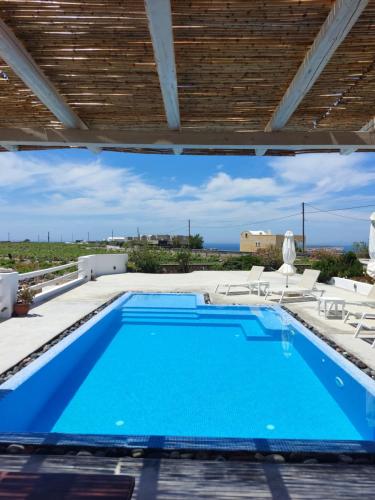 阿克罗蒂里玛丽亚弥赛亚度假屋的景观别墅内的游泳池