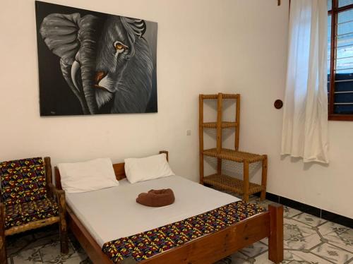 帕杰SawaSawa Lodge Paje的一间卧室配有一张床,一张大象的照片