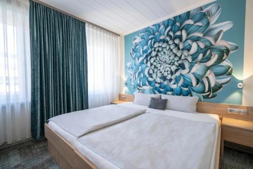 多特蒙德NP Hotel Königshof的一间卧室配有一张壁画床