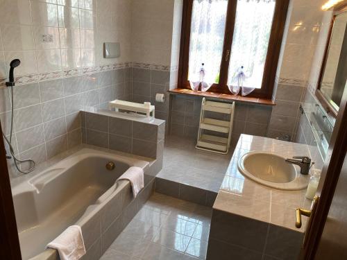 BossolascoLa casa di Valentina的带浴缸和盥洗盆的浴室
