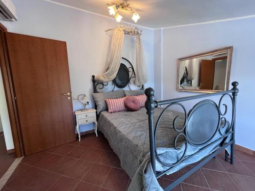阿奎阿斯巴达Tenuta delle Acque的一间卧室配有一张床、镜子和门