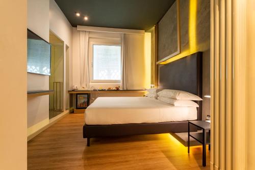 罗马Maison Pellegrino的一间卧室设有一张床和一个窗口