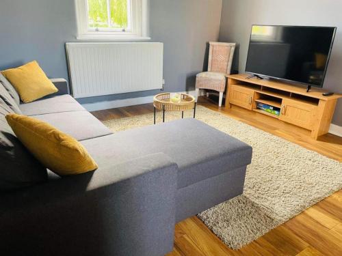 雷克瑟姆2 Bed Self Contained Apartment Wrexham的带沙发和电视的客厅