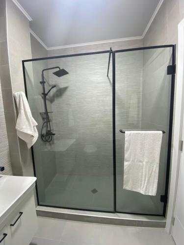 库塔伊西Home № 1的浴室里设有玻璃门淋浴