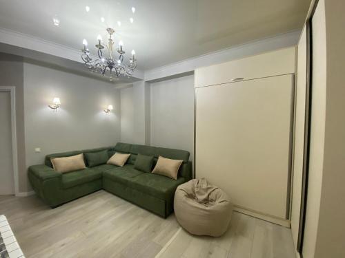 库塔伊西Home № 1的客厅配有绿色沙发和椅子