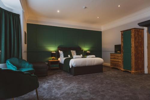 林德赫斯特The Stag Hotel, Restaurant and Bar的一间卧室设有一张床和绿色的墙壁