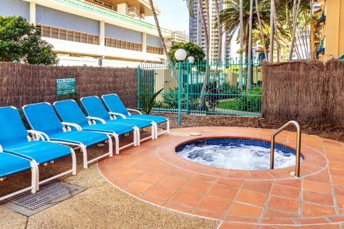 黄金海岸阿鲁巴金沙度假酒店的蓝色躺椅圆圈中的热水浴池