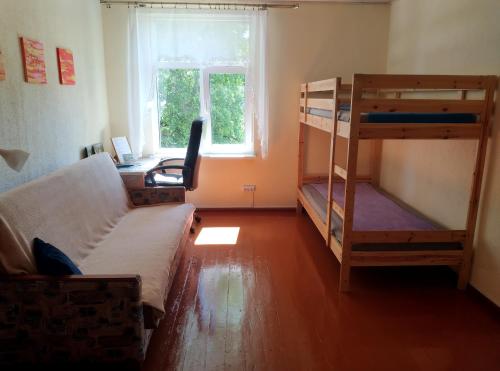 MazsalacaSalisburg Residence的客房设有两张双层床和一张书桌。