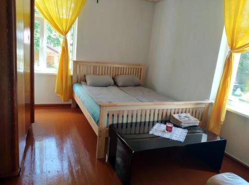 MazsalacaSalisburg Residence的一间小卧室,配有一张床和一张桌子