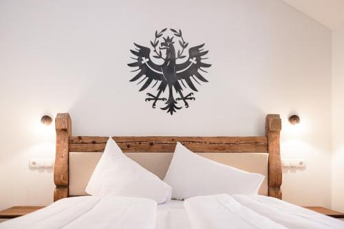 厄茨MYALPS Mühlhof的卧室配有一张床铺,墙上有顶篷