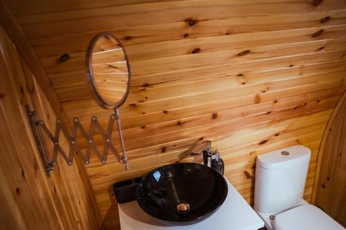 StewartonFulshaw Mill Holidays的浴室设有水槽和墙上的镜子