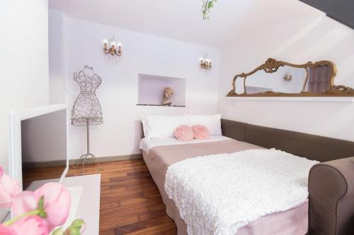 米兰Romantic loft Porta Venezia MILAN的一间设有两张床和梳妆台的房间
