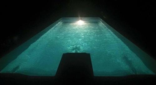 图尔达Zen Residence的游泳池在晚上有灯光