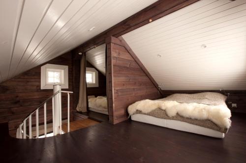 哈山Hafjell tømmerhytte 4B的阁楼卧室设有一张床和一个楼梯