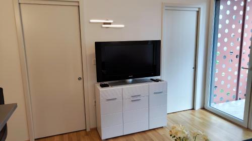 斯洛文尼亚格拉代茨Apartment Ozare的白色橱柜顶部的平面电视