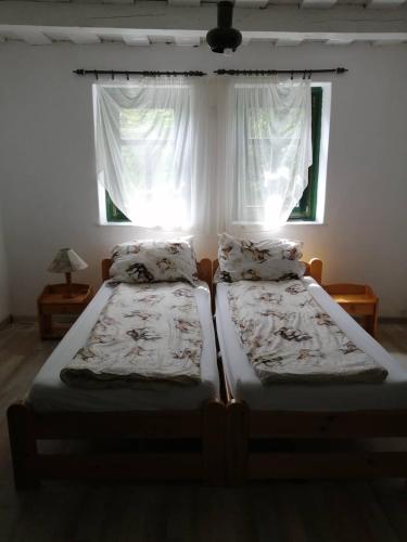 TarnaszentmáriaSzentmária Vendégház的卧室设有两张床,带窗户