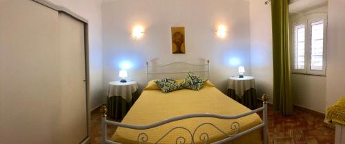 吉亚SOLAR DOS AVÓS的卧室配有一张带两盏灯的墙壁床。