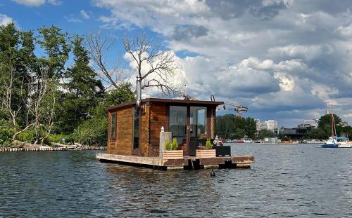 柏林Gemütliches Hausboot mit Kamin in Berlin的水体中间的小船舱