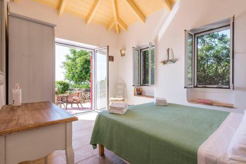 KoríthionVilla Zoi的一间卧室设有一张绿色的床和一个大窗户