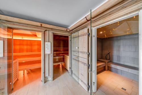 阿彭策尔艾斯岑酒店的一间铺有木地板的桑拿浴室,设有木墙