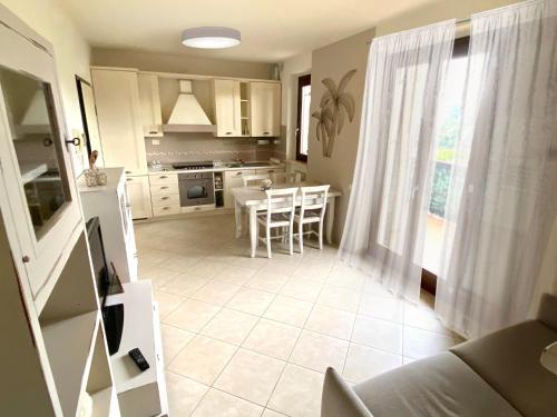 雷卡纳蒂港CLARE HOUSE per una vacanza "CHIC"的厨房以及带桌椅的起居室。