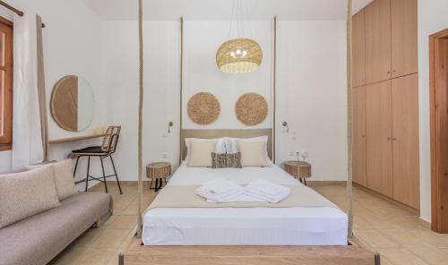 阿波罗尼亚Mantelena studios & family apartments的卧室配有白色的床和沙发