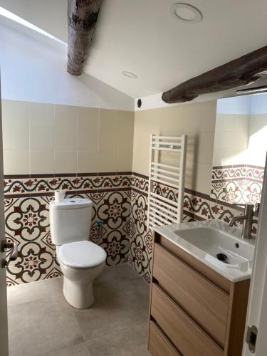 Castellfullit de RiubregósCal cap xic的一间带卫生间和水槽的浴室
