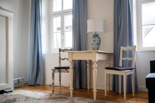 SchwanbergFerienwohnung Sandwirtin的客厅配有桌子和两把椅子