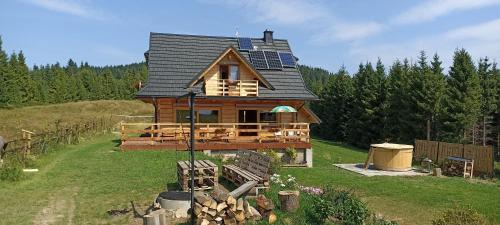 新塔尔格Gościniec Dziubasowki的顶部设有太阳能电池板的房子