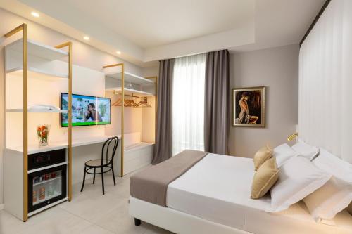 里米尼Hotel Cenisio的配有一张床和一张书桌的酒店客房